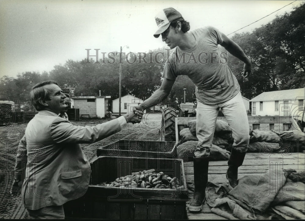 1983 Press Photo Gov. Earl shook hands with Frank Martinez at Gordon Marks Farm - Historic Images