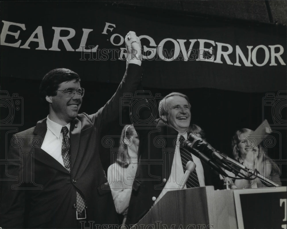 1982 Press Photo Anthony Earl newly elected Governor of Wisconsin with others - Historic Images