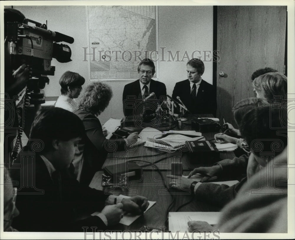 1982 Press Photo Anthony Earl with Lowell Jackson Secretary of Transportation - Historic Images