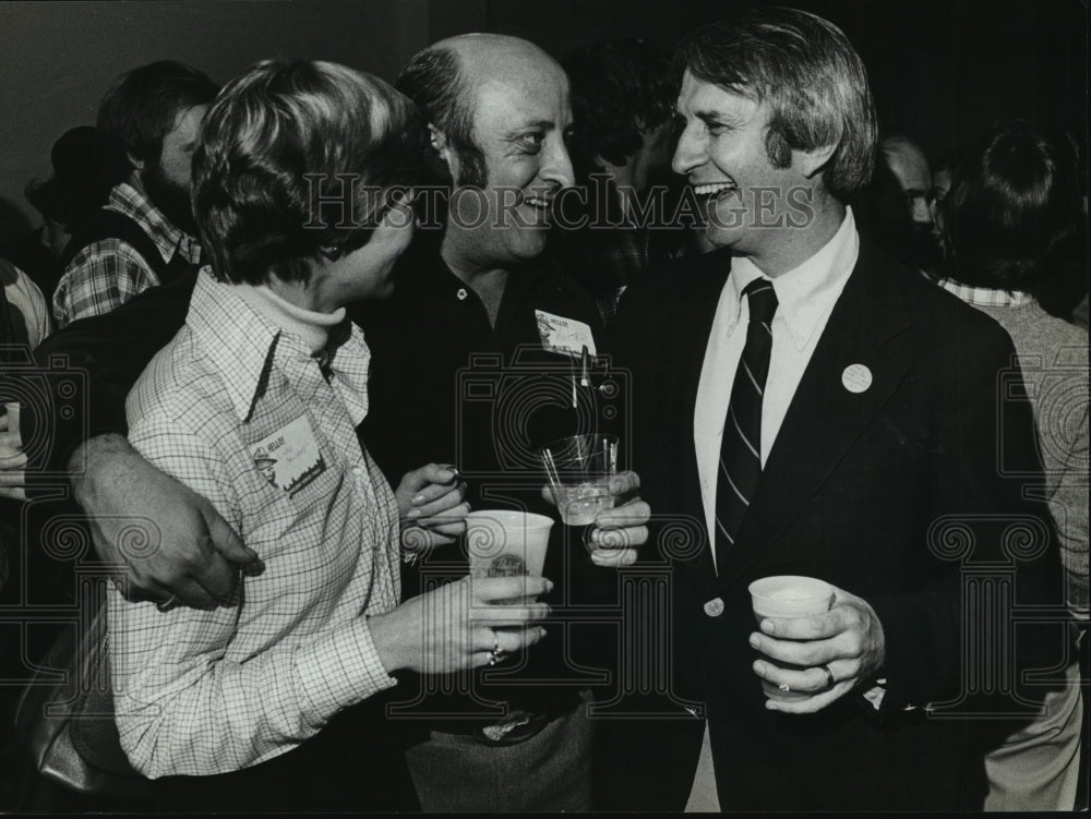 1981 Press Photo Anthony Earl and others at a party for fellow workers - Historic Images