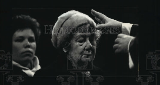 1991 Press Photo Lenten serves at at Saint John Neumann Church, Milwaukee - Historic Images