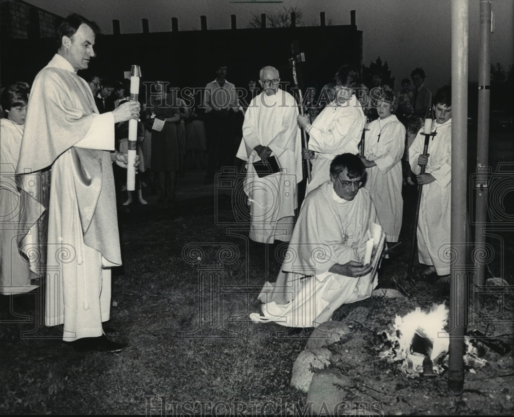 1986 Press Photo Easter Eve vigil service at Peace Lutheran Church, New Berlin - Historic Images