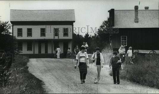 1982 Press Photo Visitors on the grounds, Four Mile Inn and Peterson Wagon Shop - Historic Images