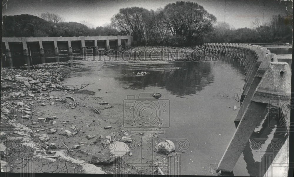 1975 Press Photo of Estabrook Park Dam in Milwaukee Wisconsin - mja99390 - Historic Images