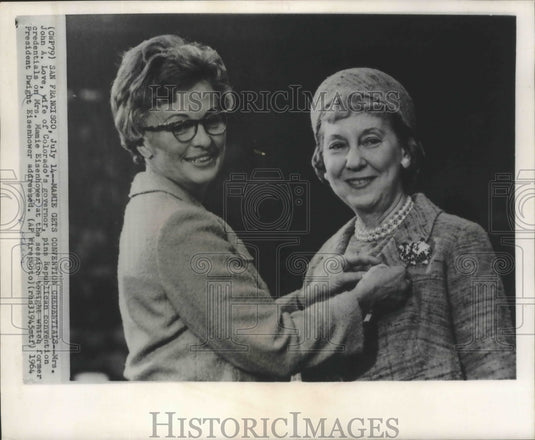 1964 Press Photo Mamie Eisenhower Pinned by Mrs. John A. Love at Ceremony - Historic Images