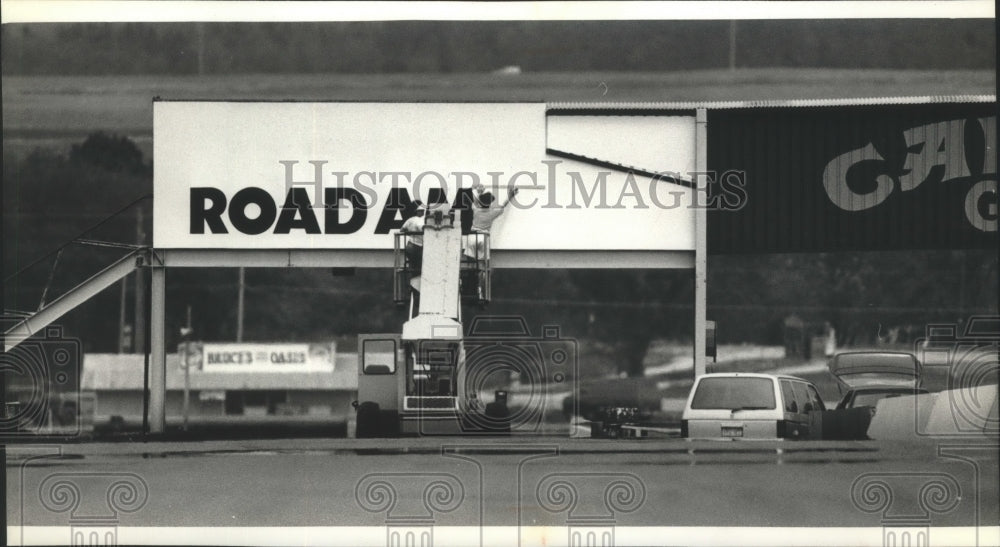 1992 Press Photo Sign Painters work at Road America in Elkhart Lake, Wisconsin - Historic Images