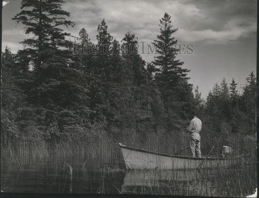 1953 Press Photo Mel Ellis fishes for northern pike and bass in Door County - Historic Images