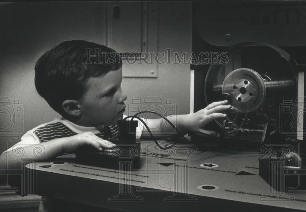 1990 Press Photo Discovery World Museum, Ryan Cutright, plays with exhibit. - Historic Images