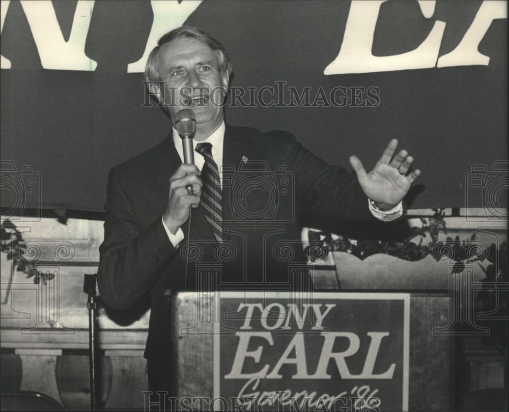 1986 Press Photo Wisconsin Governor Anthony Earl announces bid for re-election - Historic Images