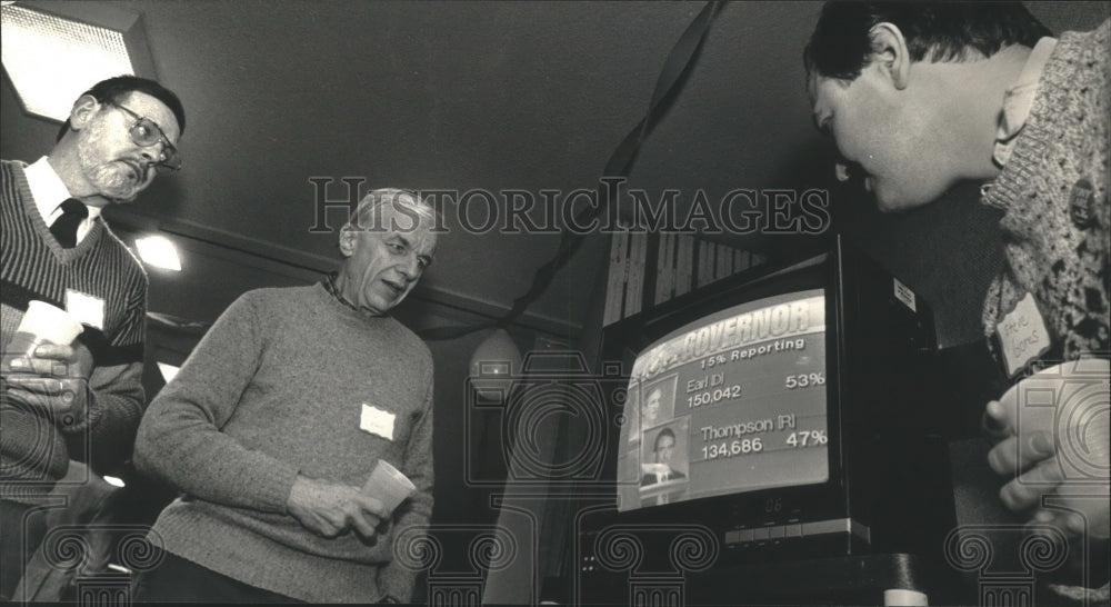 1986 Press Photo Election Return Watchers At Governor Earl&#39;s Milwaukee Office - Historic Images