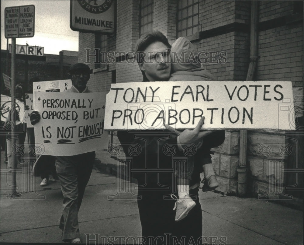 1986 Pro-Life Advocate Andy Orgovan With Daughter At Turner Hall - Historic Images