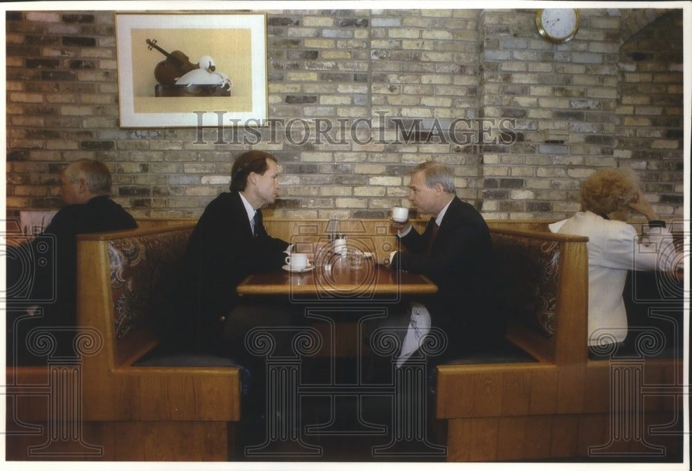 1993 Press Photo Edward Dunn and Maynard Poland Chat Over Breakfast in Bayside - Historic Images