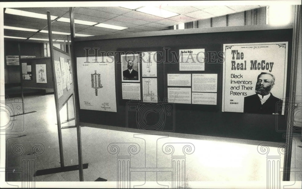 1991 Press Photo of Display of Black Inventors at Milwaukee's Discovery World - Historic Images