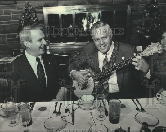 1985 Wisconsin Governor Earl Sung To By Milwaukee Alderman Spaulding - Historic Images