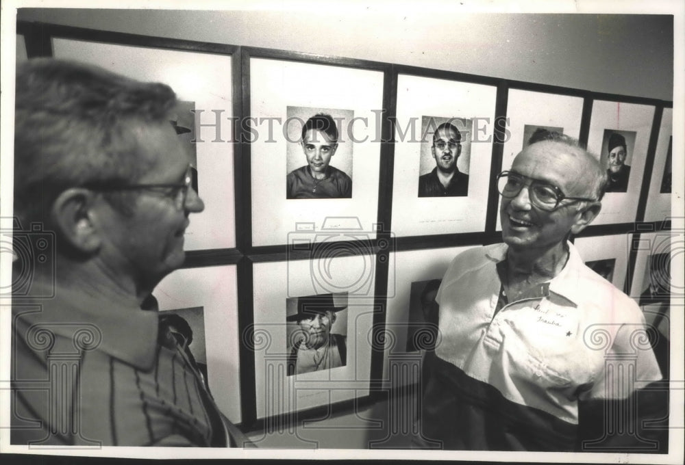 1992 Press Photo Retired Postmaster Paul Trauba Next to 1932 Photo of Himself - Historic Images