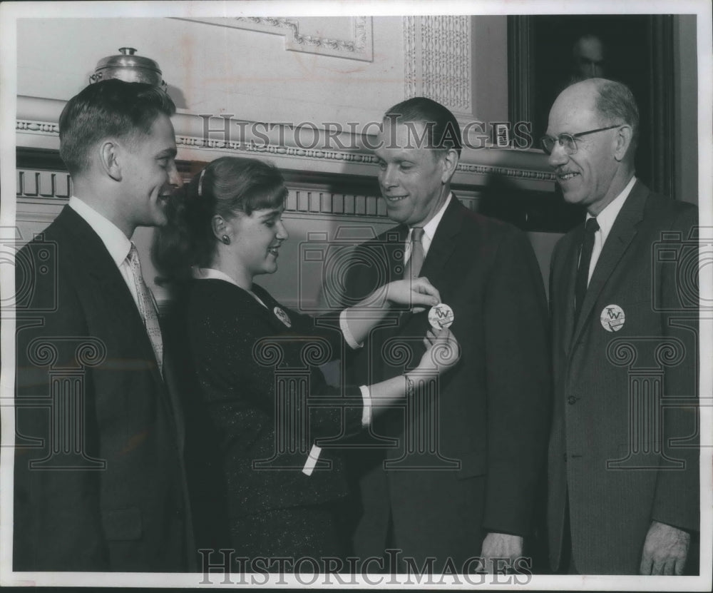 1959 Press Photo UW President Conrad Elvehjem buying buttom for engineering - Historic Images