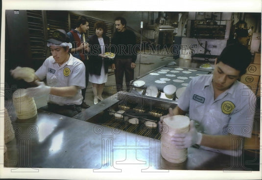1994 Press Photo Ernesto Villarreal and Family in the El Rey Tortilleria - Historic Images