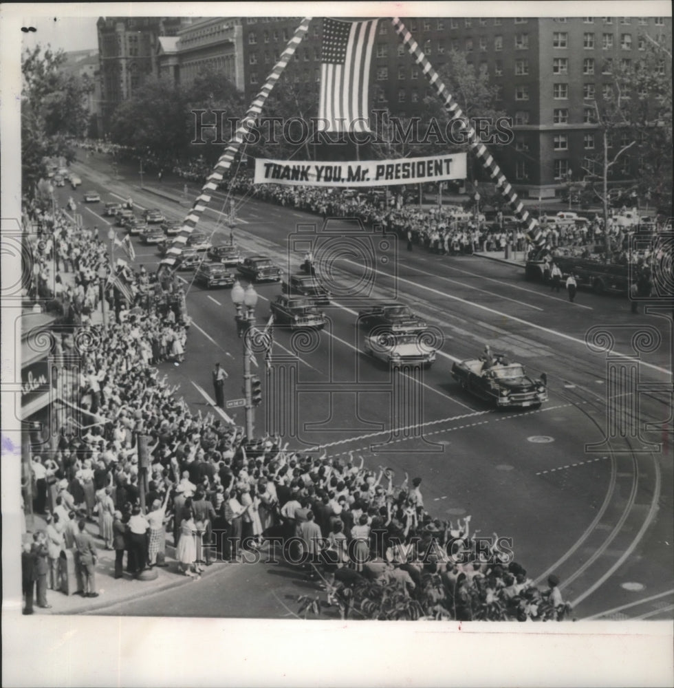 1960 Press Photo President Eisenhower waved to crowds in Washington D.C. - Historic Images