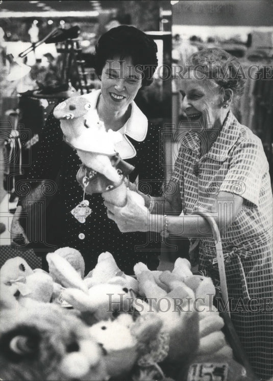 1975 Press Photo Aunt Lee and Gwen at Mayfair Mall Shopping Center - mja99822-Historic Images