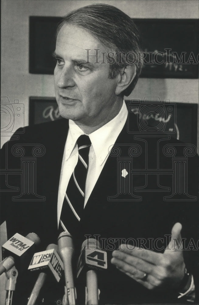 1986 Press Photo Governor of Wisconsin Anthony Earl at press conference - Historic Images