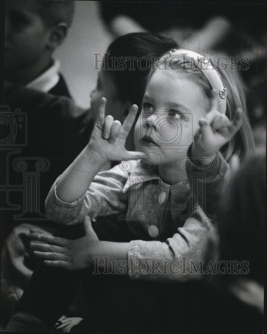 1995 Kathleen Gollmar signs love during disability awareness program - Historic Images