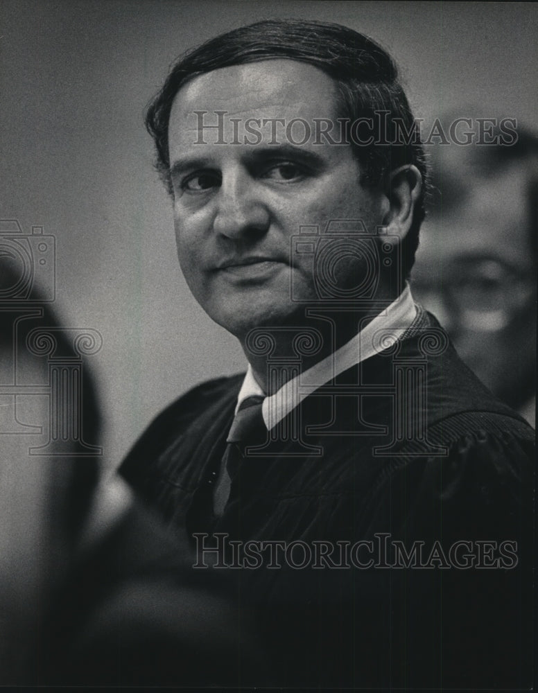 1985 Press Photo Alan D. Eisenberg, judges a high school mock trial competition - Historic Images