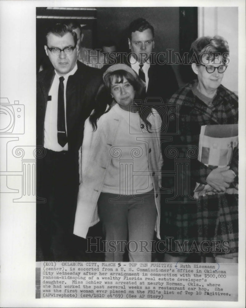 1969 Press Photo Ruth Eismann escorted from U.S. Commissioner&#39;s office, Oklahoma - Historic Images