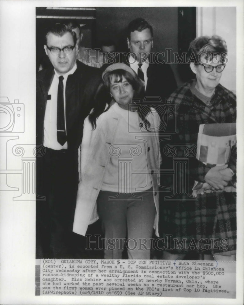 1969 Press Photo Ruth Eismann escorted from U.S. Commissioner's office, Oklahoma - Historic Images