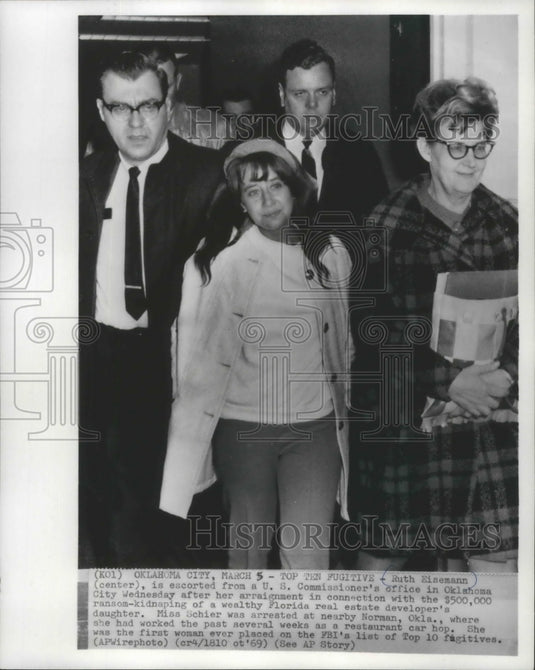 1969 Press Photo Ruth Eismann escorted from U.S. Commissioner's office, Oklahoma - Historic Images