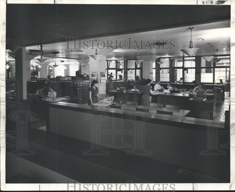 1951 Press Photo Employees of Milwaukee Journal&#39;s News Information Center - Historic Images