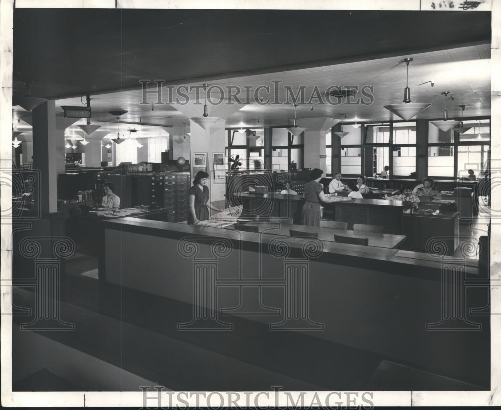 1951 Press Photo Employees of Milwaukee Journal's News Information Center - Historic Images