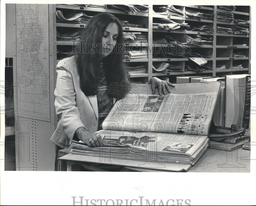 1983 Press Photo Jo Reitman at Milwaukee Journal&#39;s News Information Center - Historic Images