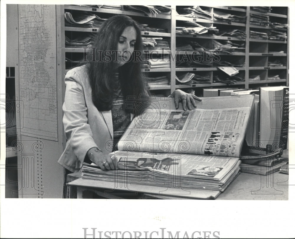 1983 Press Photo Jo Reitman at Milwaukee Journal's News Information Center - Historic Images