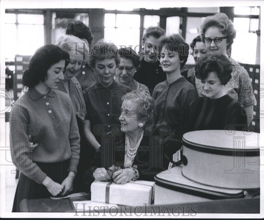 1960 Press Photo Employees at Milwaukee Journal's News Information Center-Historic Images