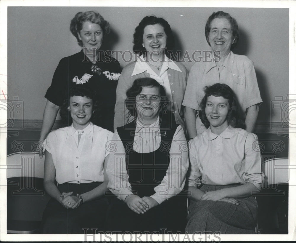 1951 Press Photo Employees of The Milwaukee Journal&#39;s News Information Center - Historic Images