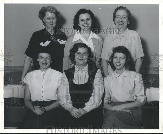 1951 Press Photo Employees of The Milwaukee Journal's News Information Center - Historic Images