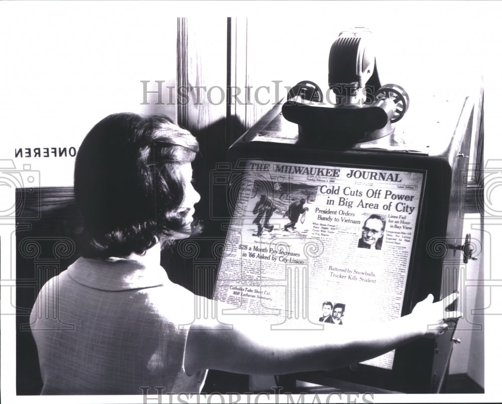 1970 Press Photo Employee at The Milwaukee Journal Library Working - mjb00075 - Historic Images