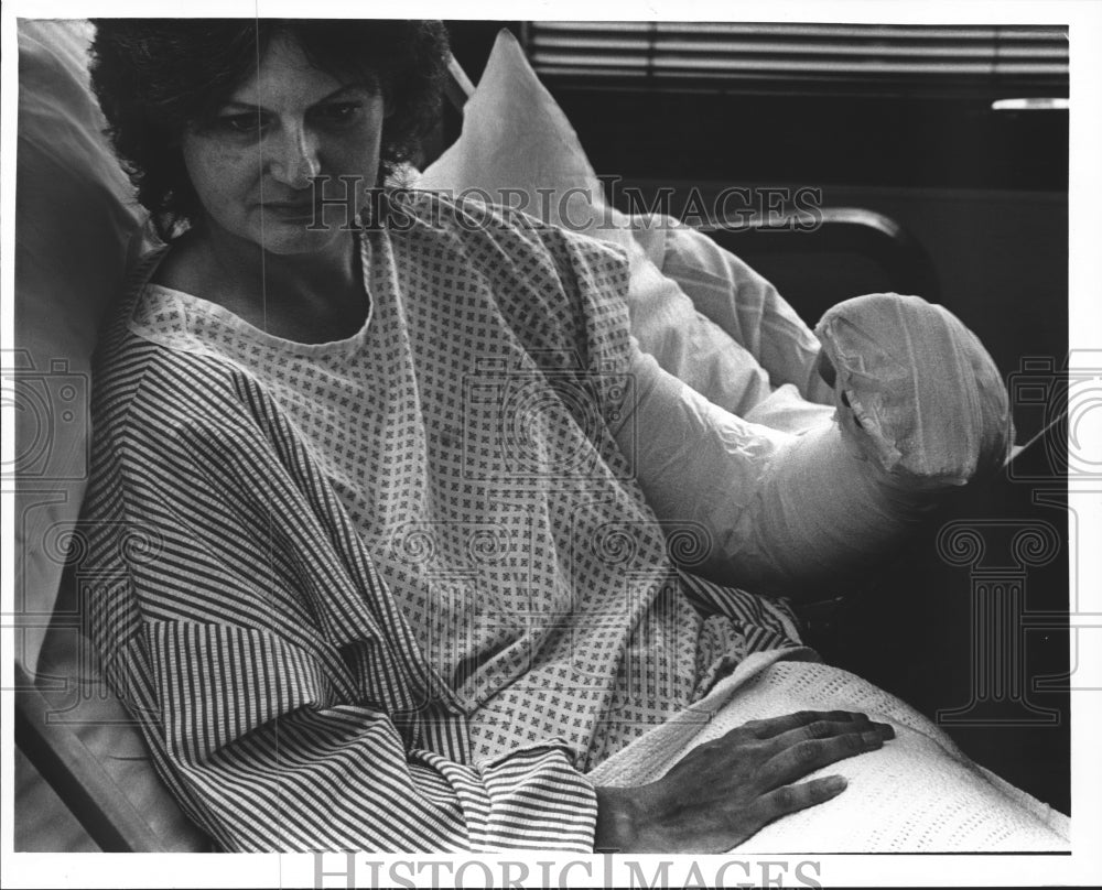 1987 Press Photo Ariene Engels tells how part of her arm was severed, Wisconsin - Historic Images