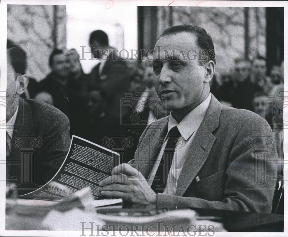 1955 Press Photo Sigmund Eisenscher, at subcommittee hearing, Milwaukee. - Historic Images