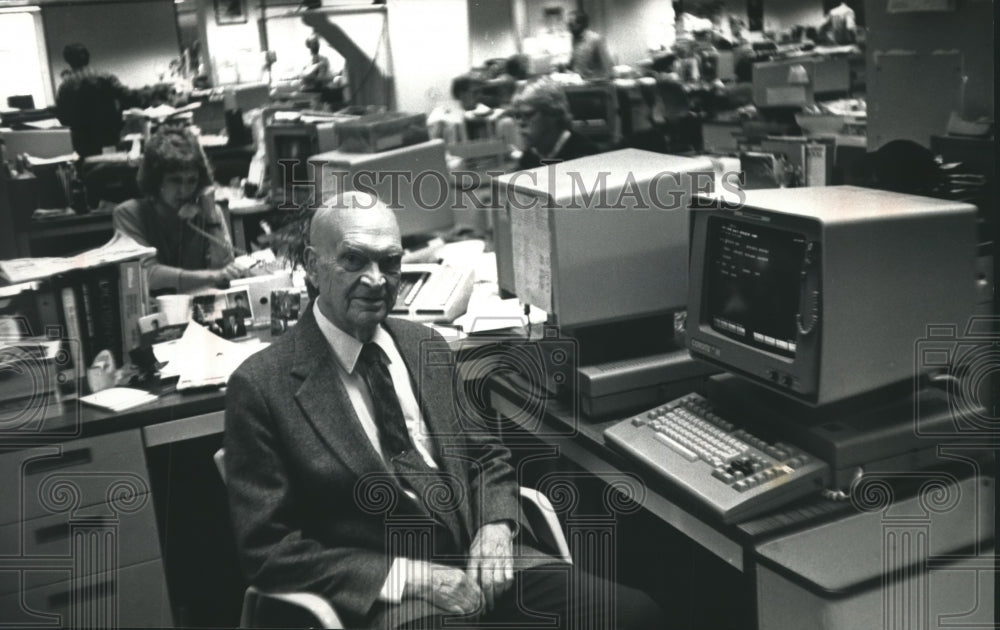 1990 Press Photo Lawrence C. Eklund sits at a computer terminal - Historic Images