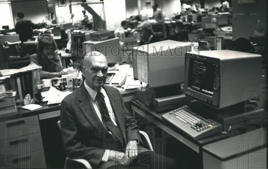 1990 Press Photo Lawrence C. Eklund sits at a computer terminal - Historic Images