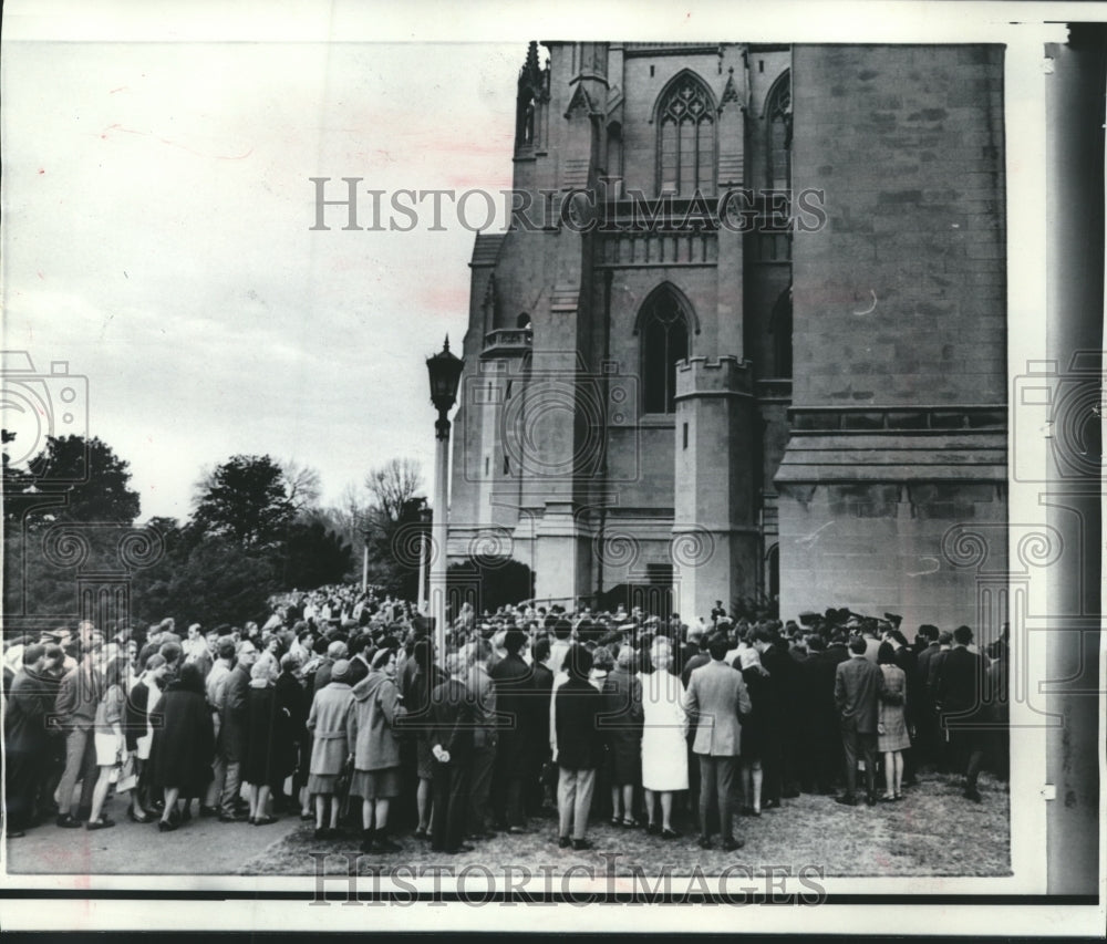 1969 Press Photo Mourners at the Washington National cathedral, Washington, D.C. - Historic Images