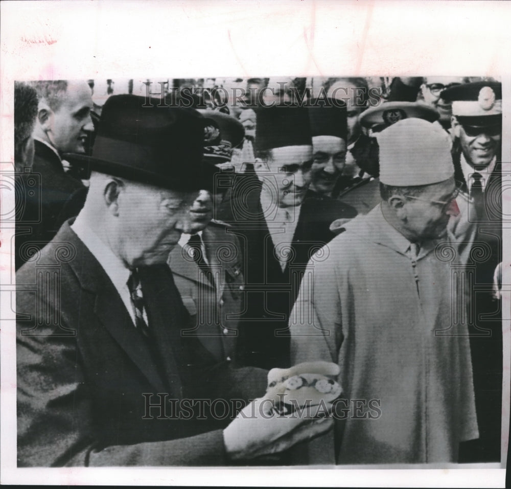 1959 Press Photo President Eisenhower Eating Arab Dish in Morocco - mjb00155 - Historic Images