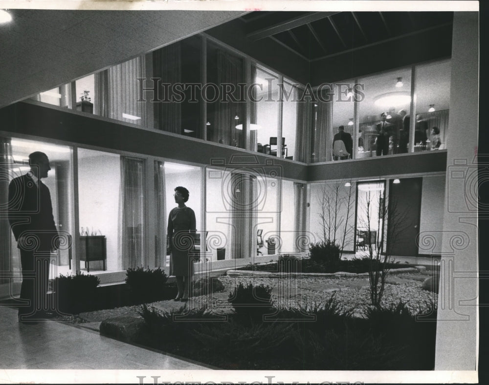 1962 Press Photo John Reinhart and Mrs. Hugh Ross at Family Service of Milwaukee - Historic Images