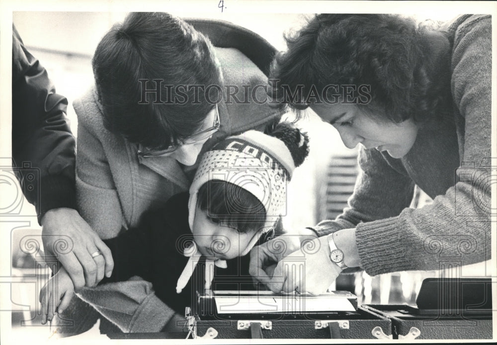 1983 Press Photo Child Getting Fingerprints Taken in Germantown, Wisconsin - Historic Images