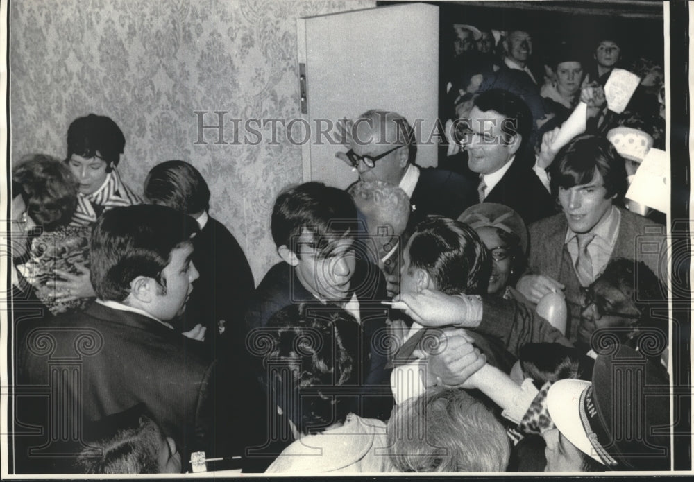 1973 Press Photo David Eisenhower mobbed by admirers in Chicago - Historic Images