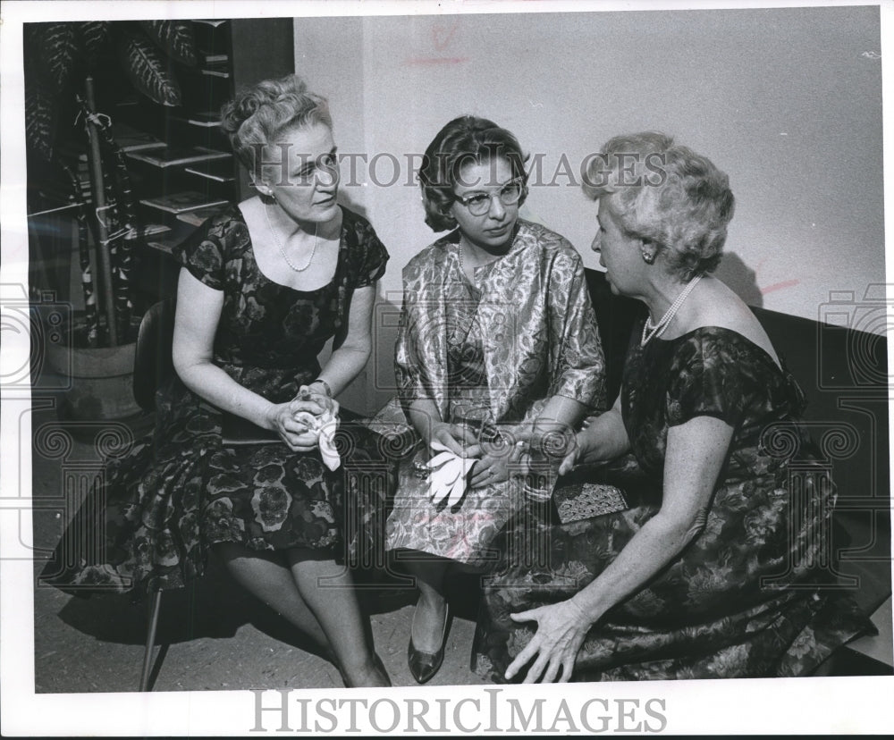 1963 Press Photo Mrs. Tracy Atkinson, Mrs. Alfred Eiser and others at an opening - Historic Images