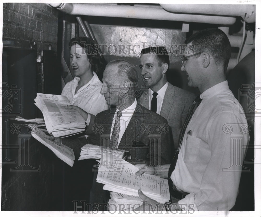 1957 Press Photo Members of Unitholders Council About to Burn Ballots-Historic Images