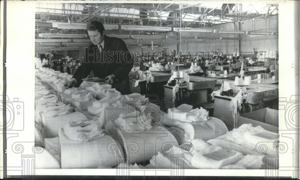 1972 Press Photo Manager in Empty Underwear Factory During Coal Miner Strike - Historic Images