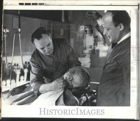 1972 Press Photo Charles Abrahams is shaved despite the London power blackout-Historic Images